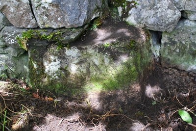 Foto 6x4 Benchmark an Wand neben B6480 bei Buck Haw Brow Settle Ordnance c2017