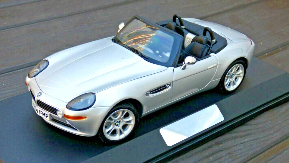 BMW Z8 James Bond 007 KYOSHO 1:18 El mundo no es suficiente con estuche coche de juguete E52 Foto 3 de 4