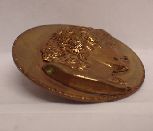 1 1/8" antico bottone quadro vittoriano ottone altorilievo Sarah Bernhardt marcato - Foto 2 di 4