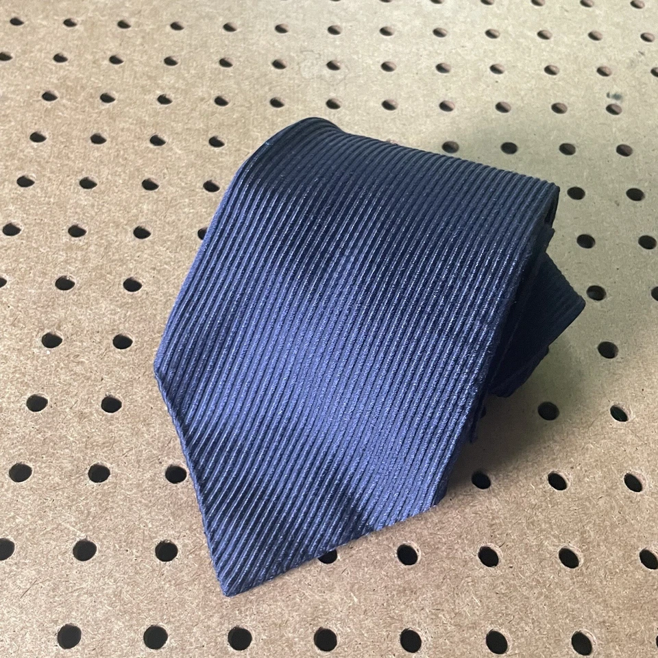 Corbata de seda moderna Brioni cadena dorada Italia rayas verticales azul marino para hombre Foto 3 de 4