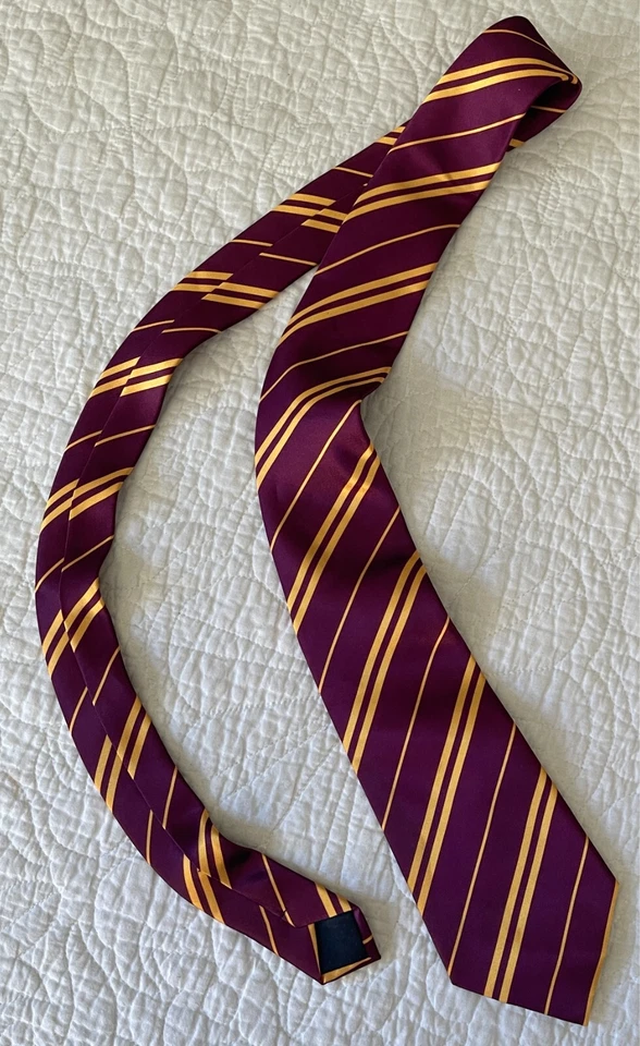 Corbata Harry Potter Hogwarts Borgoña Rayas Amarillas 51x3.75 Foto 2 de 4