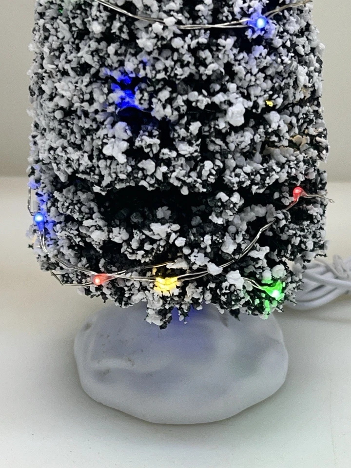 "Árbol de Navidad iluminado y flocado Lemax con caja de batería de 9"" de alto" Foto 3 de 4