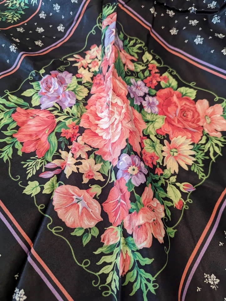 Panel de almohada floral Cranston delantero trasero negro con rosa elegante casa de campo Foto 3 de 3