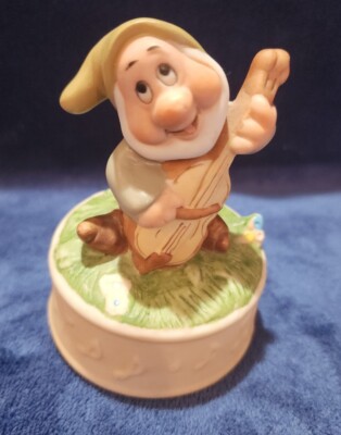  SCHMID DISNEY DOC DWARF WITH VIOLIN PORCELAIN CERAMIC FIGURE MUSIC BOX 4.5