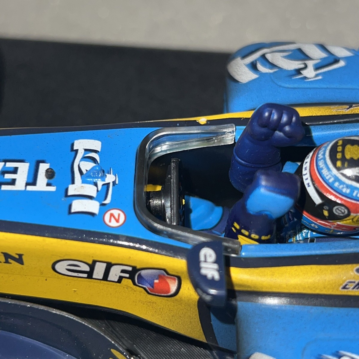 2005 RENAULT R25 FERNANDO ALONSO F1 WORLD CHAMPION F1 1:18 by HOT