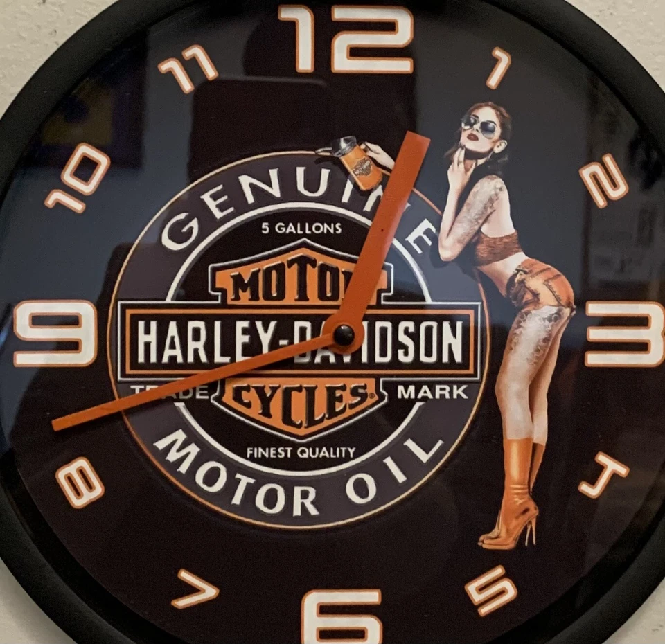 "Reloj de pared Harley-Davidson vintage con etiqueta de aceite con diseño de niña de 9""". Nuevo Foto 2 de 3