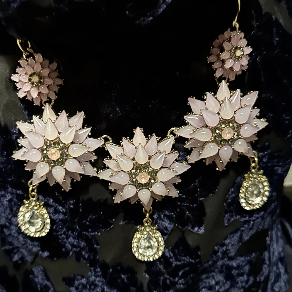 Collar Flor Estrás Rosa Lavanda • Joyería Distintiva Babero Vintage • Romano Foto 2 de 4