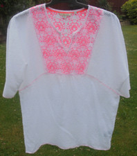 Boden Alexandra Top Gr. 8 weiß Schweizer Punkte mit rosa Stickerei wa587 --B24A