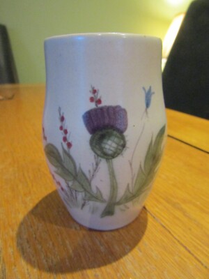 Eine kleine Portobello schottische Steinwaren Blumenvase - Distel / Harebell Motiv sehr guter Zustand