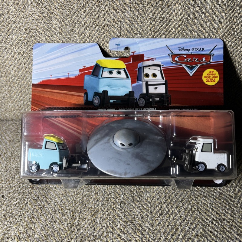 Disney Pixar Cars - MOTHERSHIP UFO MOVIE PROP 2-PACK On The Road - 1:55 Diecast