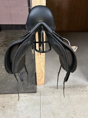 Very nice Thorowgood dressage saddle 17.5 mw