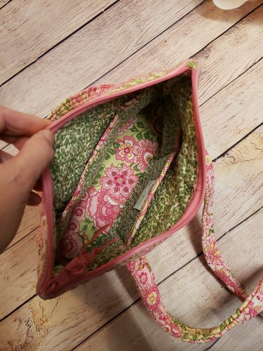 BOLSO DE MANO VERA BRADLEY PÉTALO ROSA BETSY VERDE AMARILLO - Imagen 4 de 7