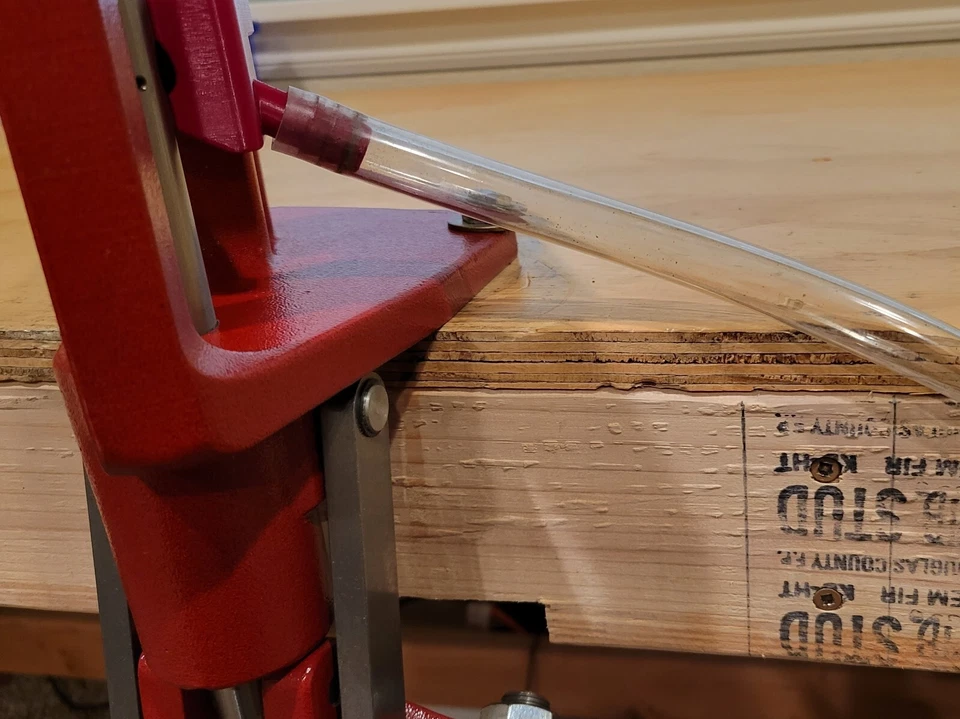 Hornady Classic Prensa Primer Catcher Rojo con Manguera y Cubierta Magnética Foto 4 de 4