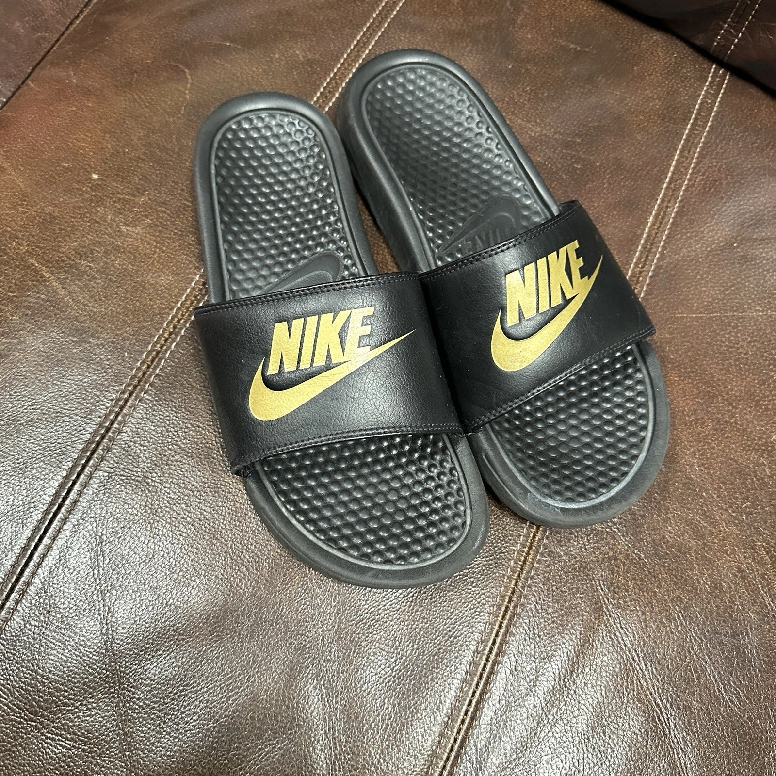 NIKE BENASSI JDI SANDALI SLIDE UOMO NERO ORO METALLIZZATO 343880 016 Tg. 9