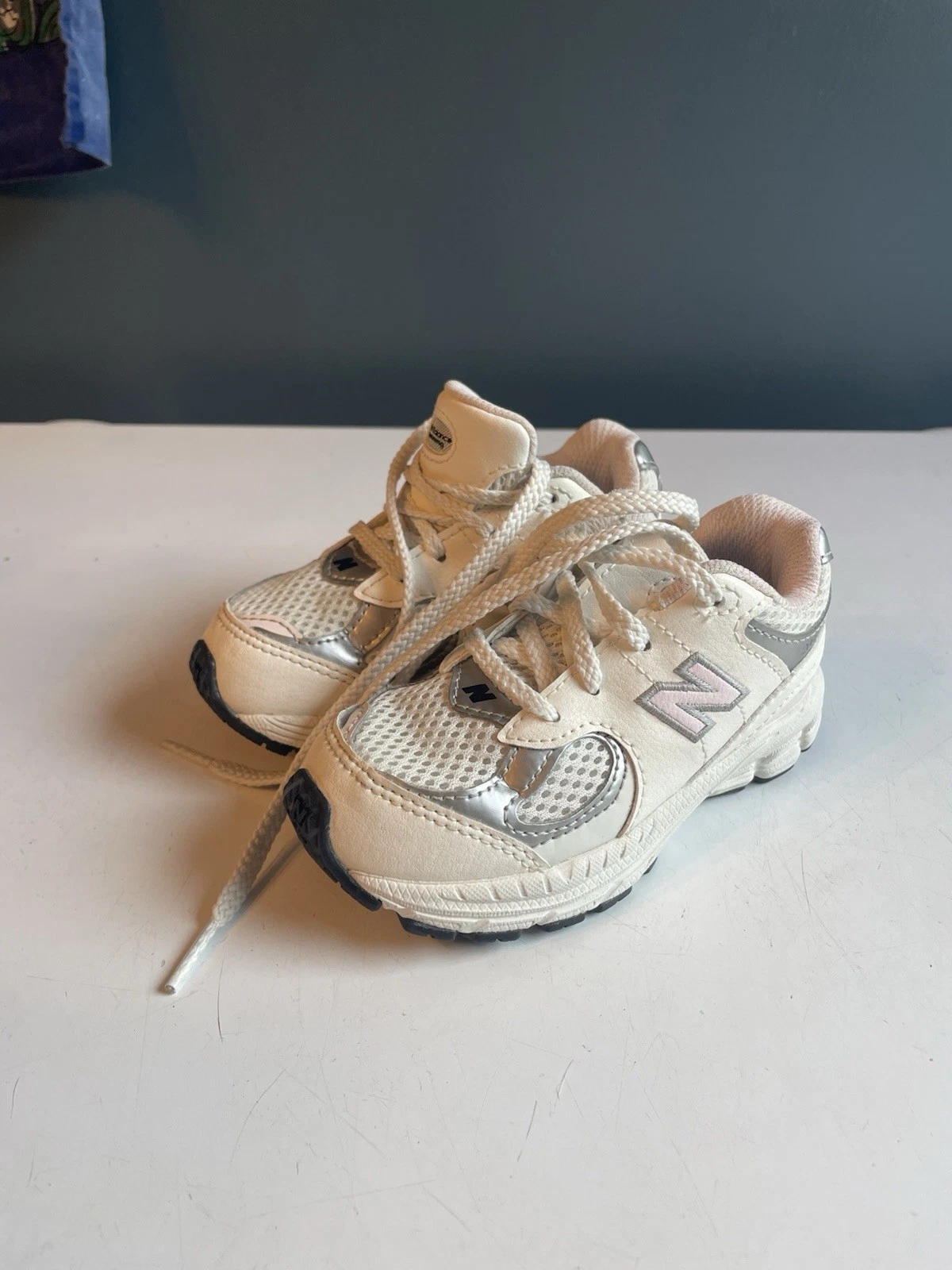 New Balance Sneakers 2002R Bambino Taglia 7 Scarpe da Ginnastica Bianco Rosa Chiaro Ragazze