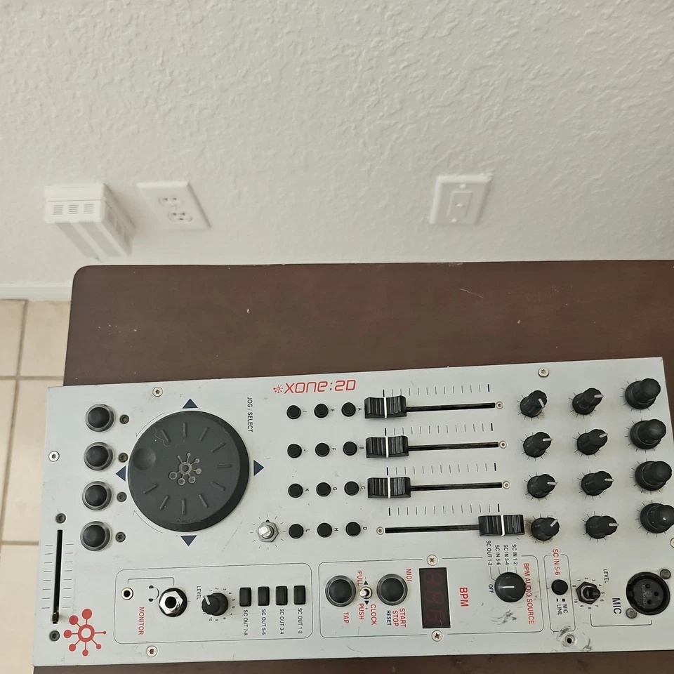 Allen Heath Xone 2d/ no adapter sold as is - Image 3 of 3