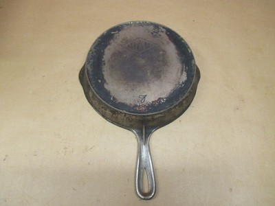 CAST IRON SKILLET 9'' MIAMI #7 **RARE FAVORITE PIQUA WARE**