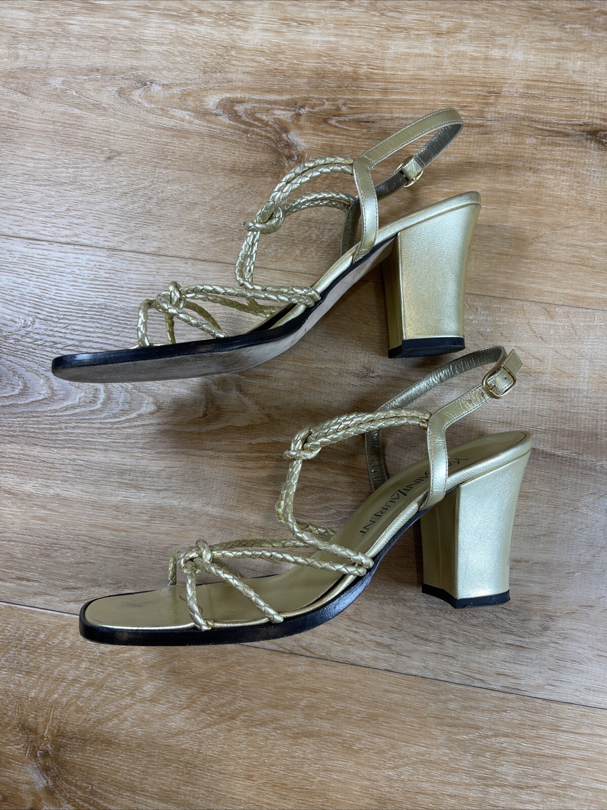 Sandalo Yves Saint Laurent in pelle intrecciata oro tacco grosso punta aperta 8 5 M