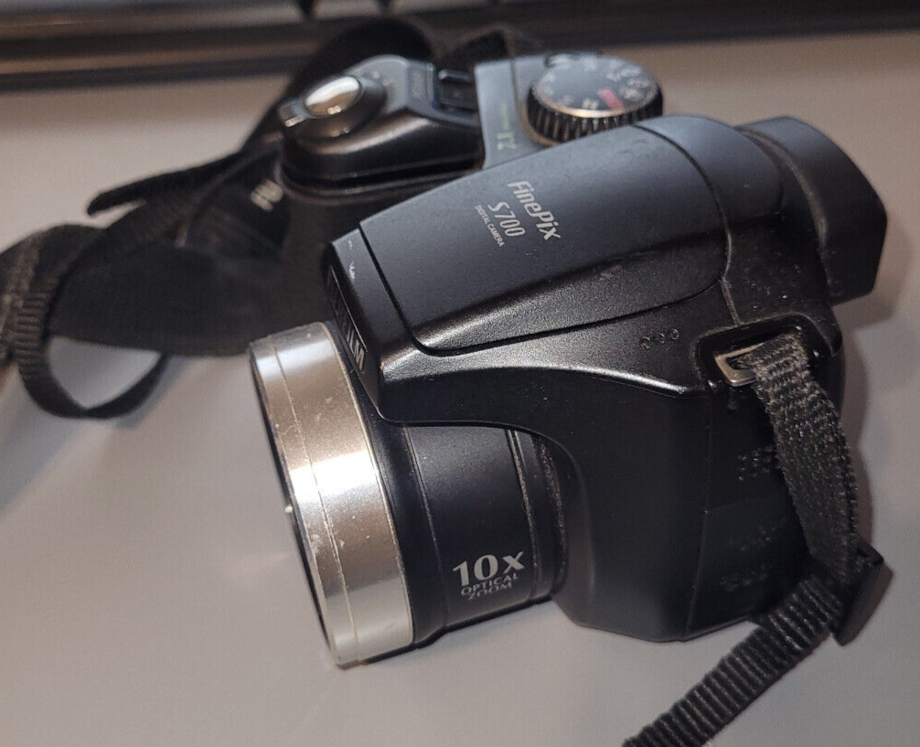 Fujifilm FinePix S700 10x Optical Zoom 7.1 Mega Pixel Digital Camera w