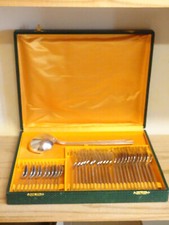 Ménagère CHRISTOFLE en métal argenté.37 couverts.Modèle Ondulation,par Luc Lanel