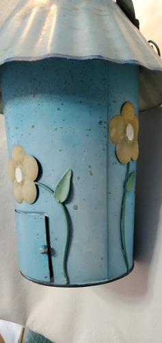 Rustikales rundes blaues Metall Vogelhaus mit Blumen 13" x 7" mit Aufhängeschlaufe. - Bild 6 von 9