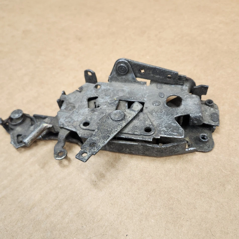 78-82 C3 Corvette RIGHT Door Latch Assembly Lock Mechanism Passengers GOOD Works - Image 4 of 4