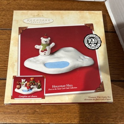 Hallmark Holiday Hill Snow Cub Club 1 ornament & Display Stand (2002) new