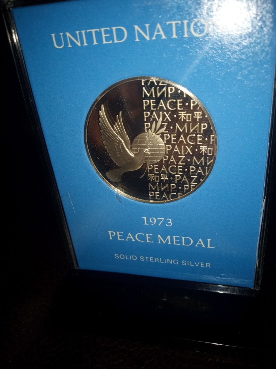 コレクション k1433 UNITED NATIONS PEACE MEDAL 1973 1973 UNITED NATIONS PEACE MEDAL W/ ORG BOX AND STAND BY