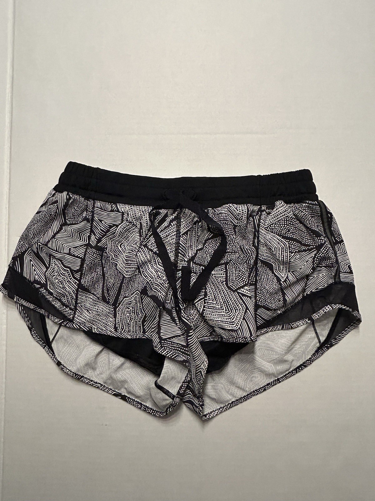 Lululemon Hotty Hot Shorts Dottie Tribe White Black Size 10