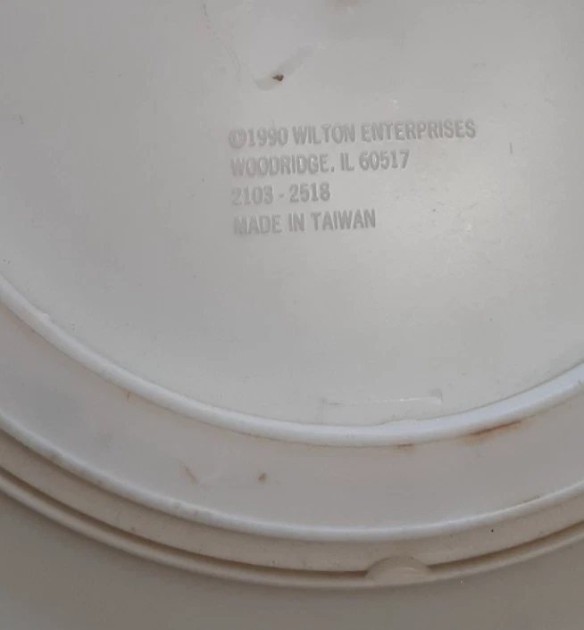 Wilton 1990 Trim N Turn Cake Stand #2103-2518, Scalloped Edge 12" White Plate - Image 3 of 3