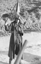 WW2 PICTURE PHOTO GERMAN SOLDIER SURRENDER 6521