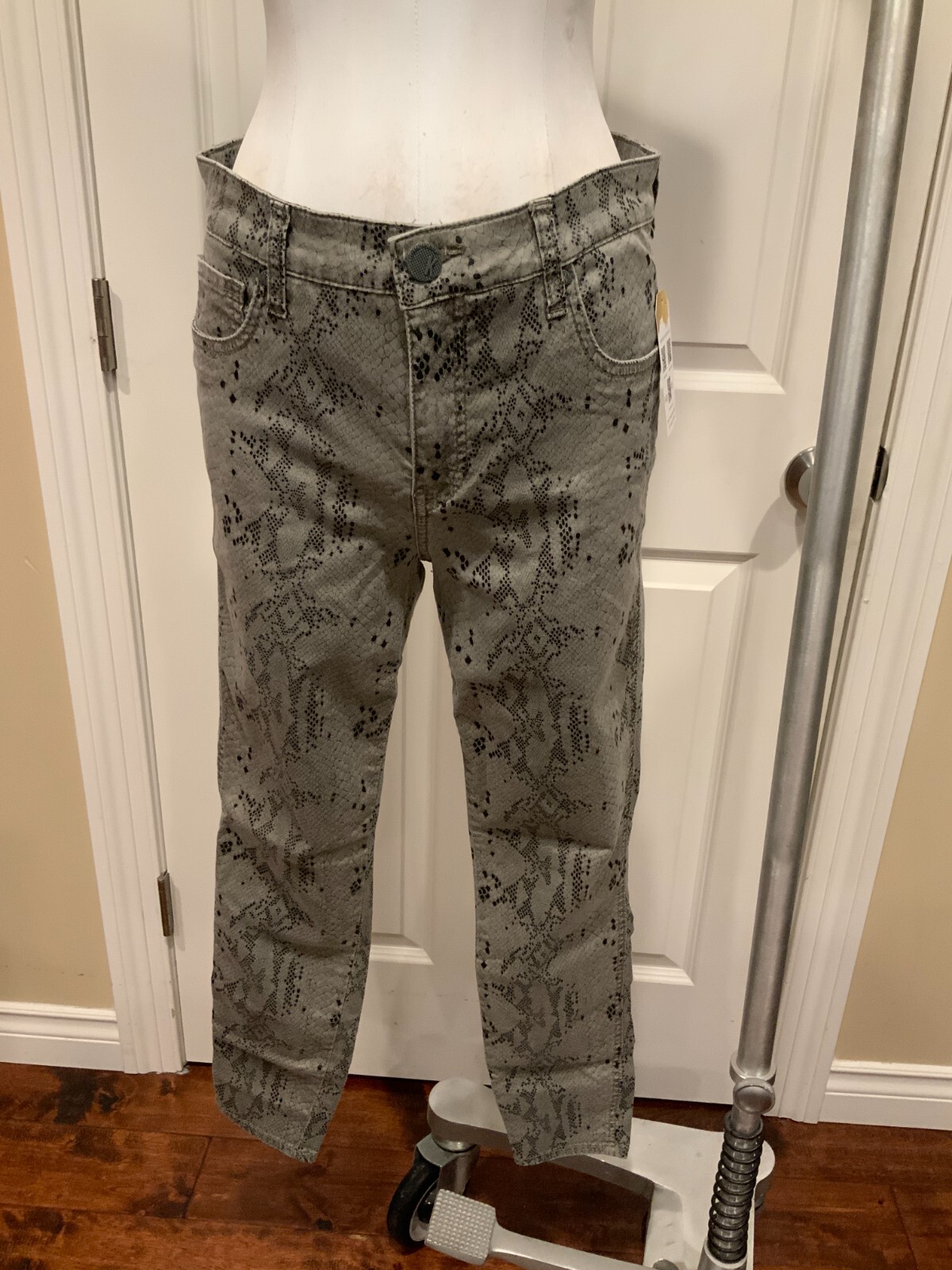 Picture 1 of 6