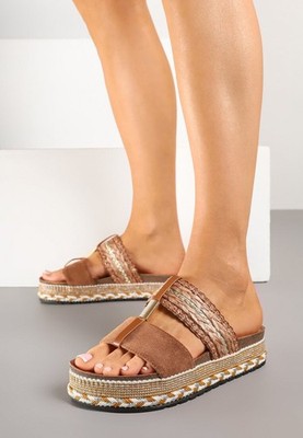 Korbia Braune Flip-Flops mit niedrigem Plateau und geflochtenem Design
