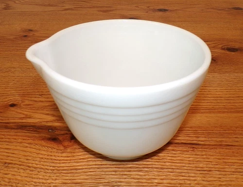 Vintage PYREX Hamilton Beach Small White Milk Glass Mixing Bowl w/Pour Spout #20