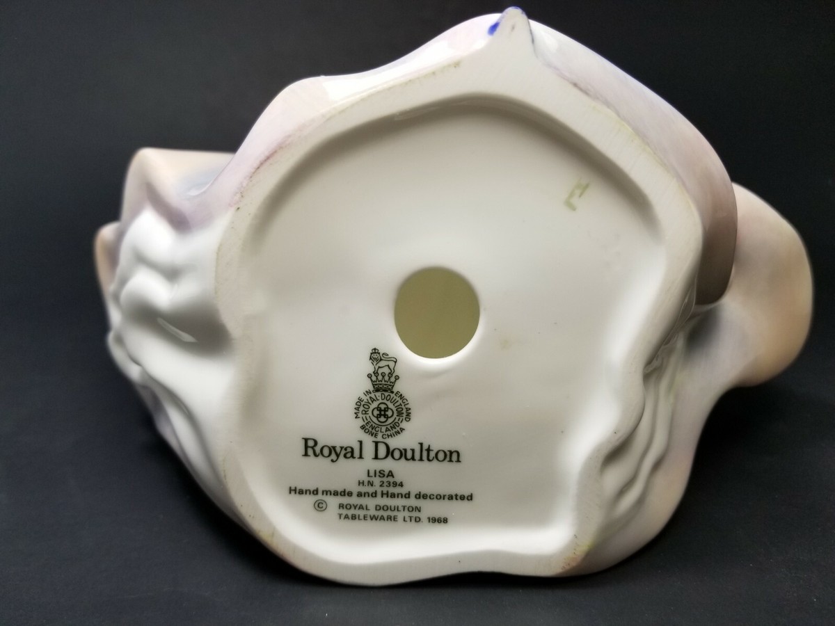 ロイヤルドルトン リサ 人形   LISA 1968 Royal Doulton Figurine Lisa HN 2394 Made in England 1968 Retired
