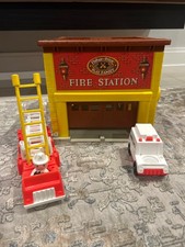 Vintage Fisher Price Play Family Fire Station playset 928 1980 Little People