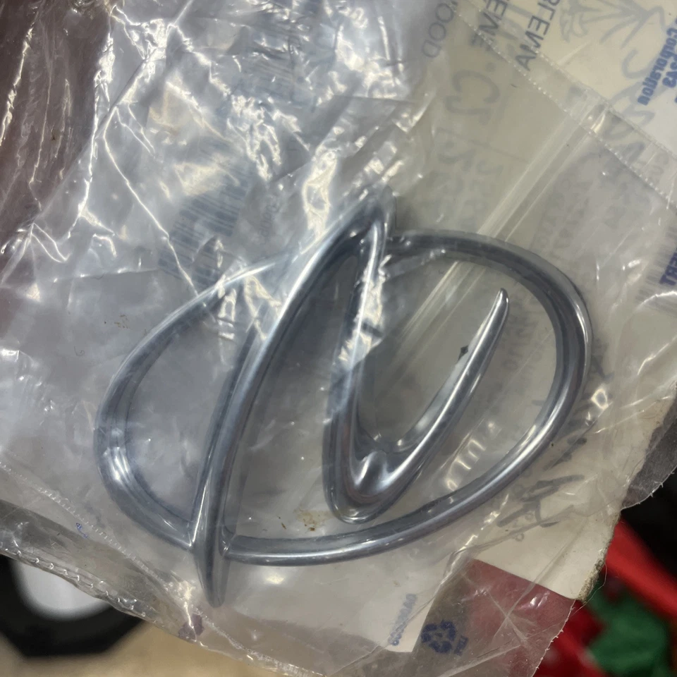 GM# 25640212 1995-1998 Oldsmobile Aurora capó emblema cromado Foto 3 de 3