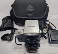 Samsung NX100 14,6 megapixel fotocamera, obiettivo 20-50 mm, pacchetto flash Samsung SEF15A
