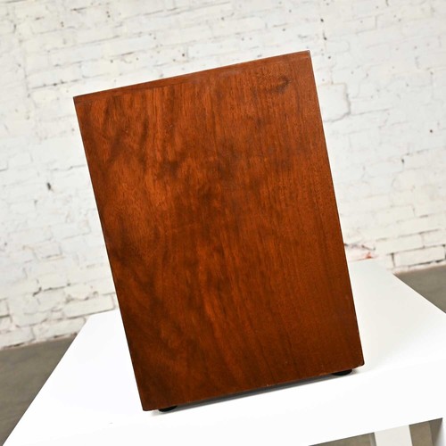 Mid Century Modern Scandinavian Modern Walnut Magazine Rack or File Box Containe - 第 4/14 張圖片