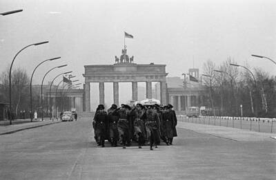Company Soviet troops marches front historic Brandenburg Gate W- 1962 Old Photo