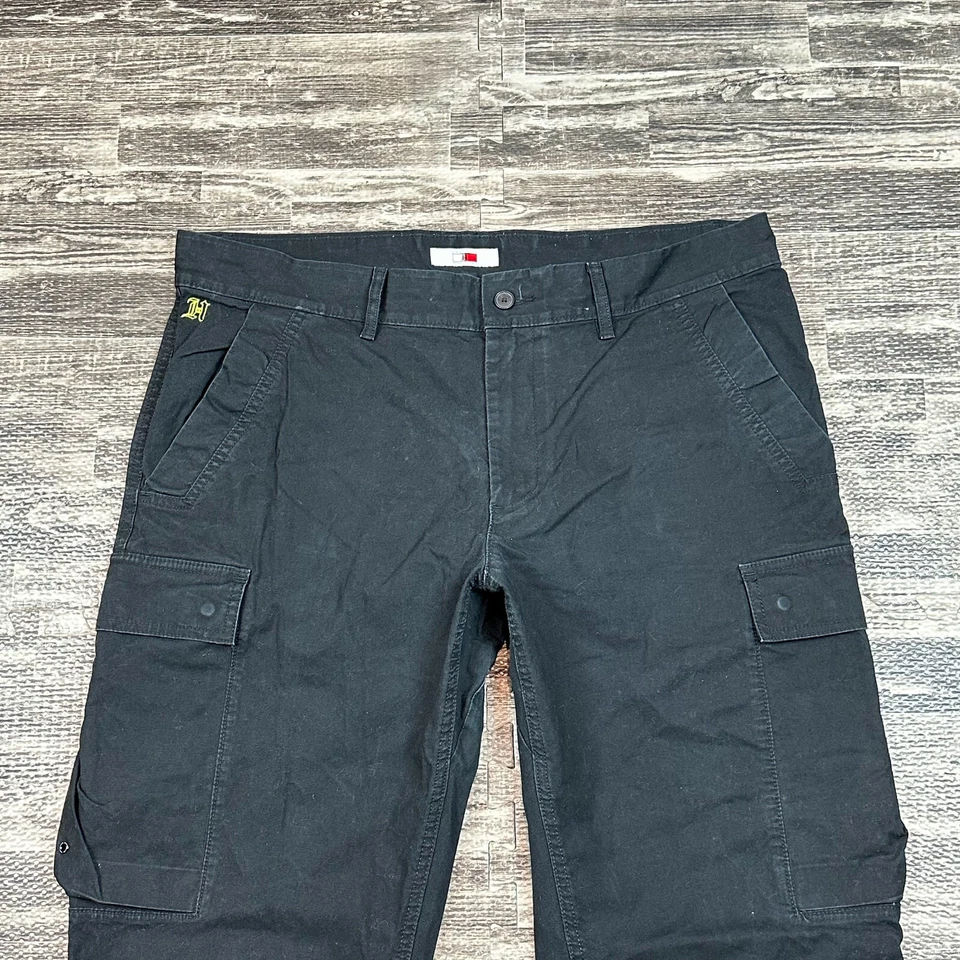 Calça cargo Tommy Hilfiger X Lewis Hamilton masculina tamanho 38 preta tornozelo com zíper - Imagem 2 de 4