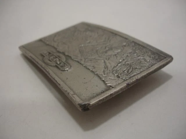 1973 年 BERGAMOT BRASS WORKS ASPEN 银扣带雪质 Buttermilk 领带 — 第 4/4 张图片