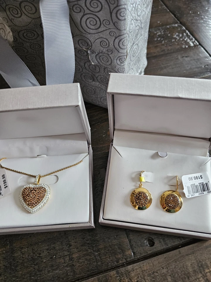 Colgante y pendientes de oro de 18k sobre bronce Foto 3 de 3