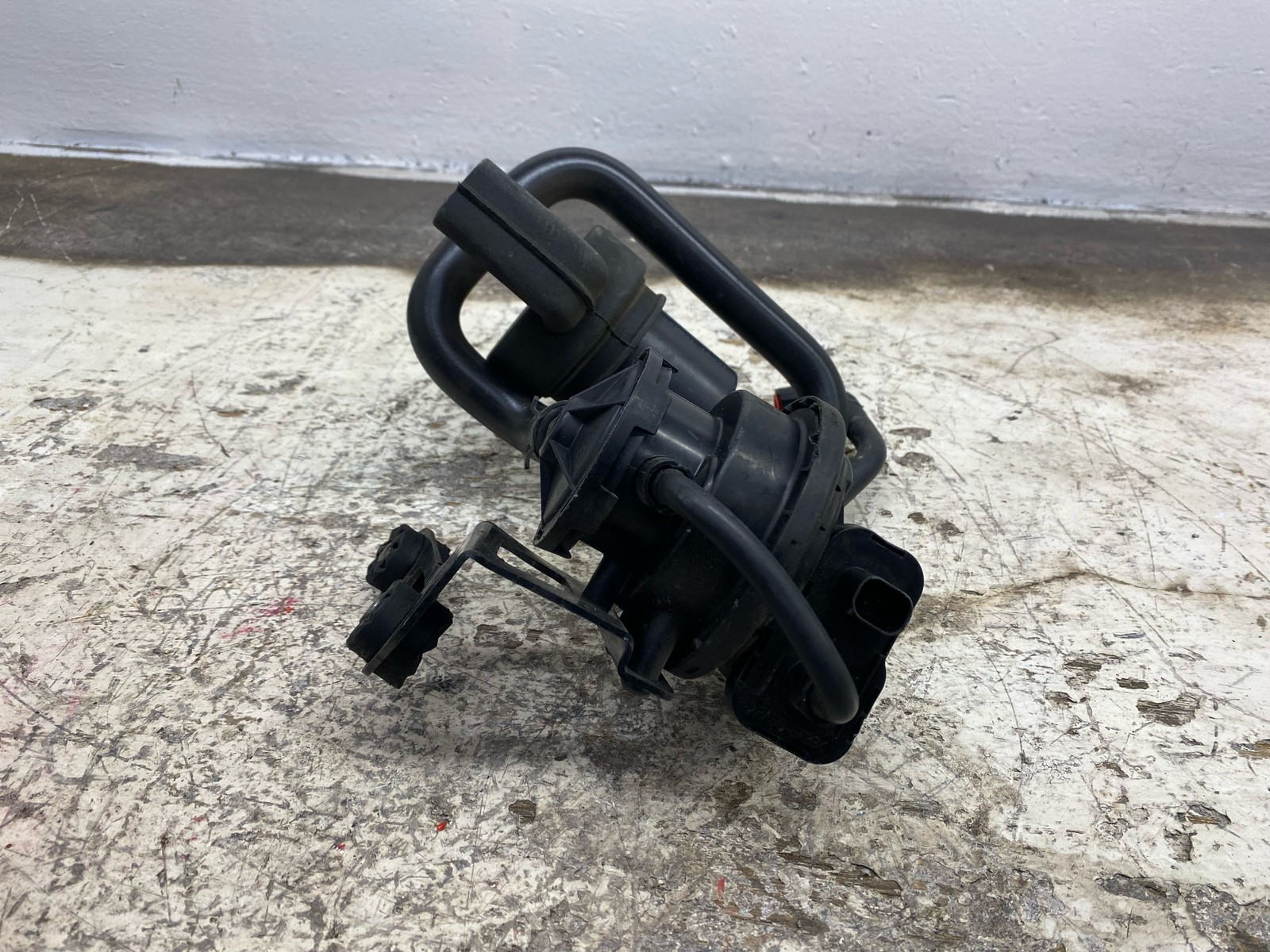 2010-2020 BENTLEY MULSANNE OEM 6.8L RWD EVAPORATIVE EVAPORATER PUMP VALVE SET
