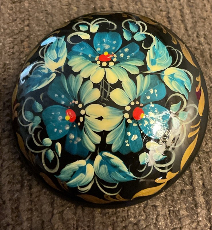 Black Lacquer Breast Pin Brooch Granny Core Flowers Ukraine signed 2” Jewelry