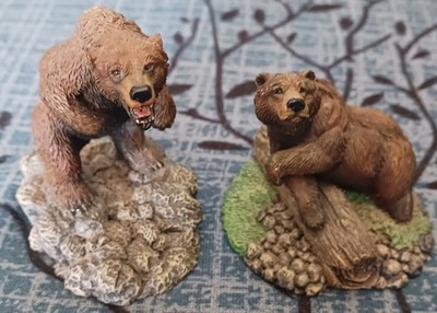Living Stone BEAR GRIZZLY CLASSIC & BEAR GRIZZLY LOGGING TIME CLASSIC FIGURINES