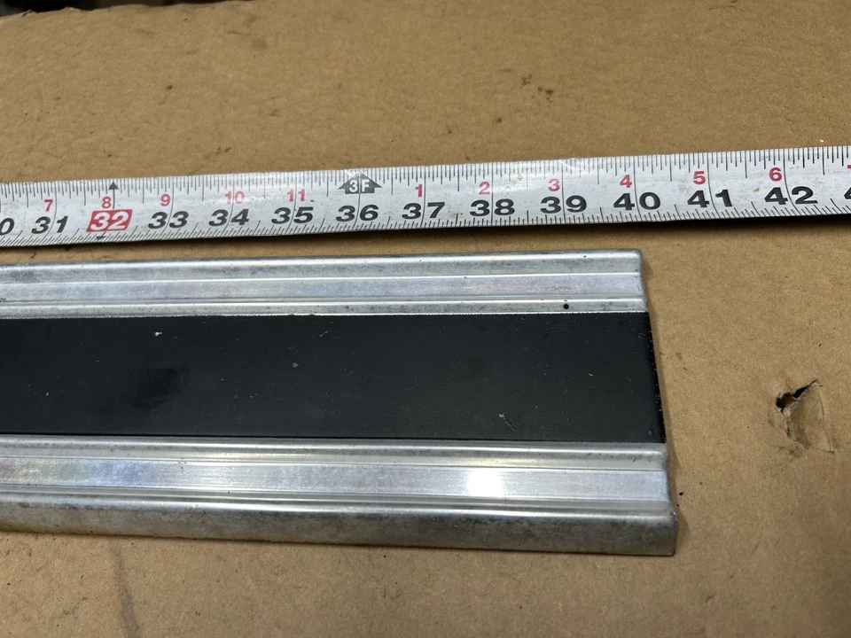 Camión Dodge D100 W100 72-80 platón largo - PASAJERO DELANTERO de moldura de moldura de moldura de platón largo Foto 4 de 4