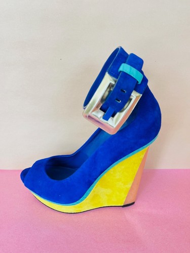 Sandali con zeppa Brian Atwood blu e giallo elettrici in camoscio. Prezzo consigliato: £ 360! Nuovissimo. UK7 - Foto 5 di 9