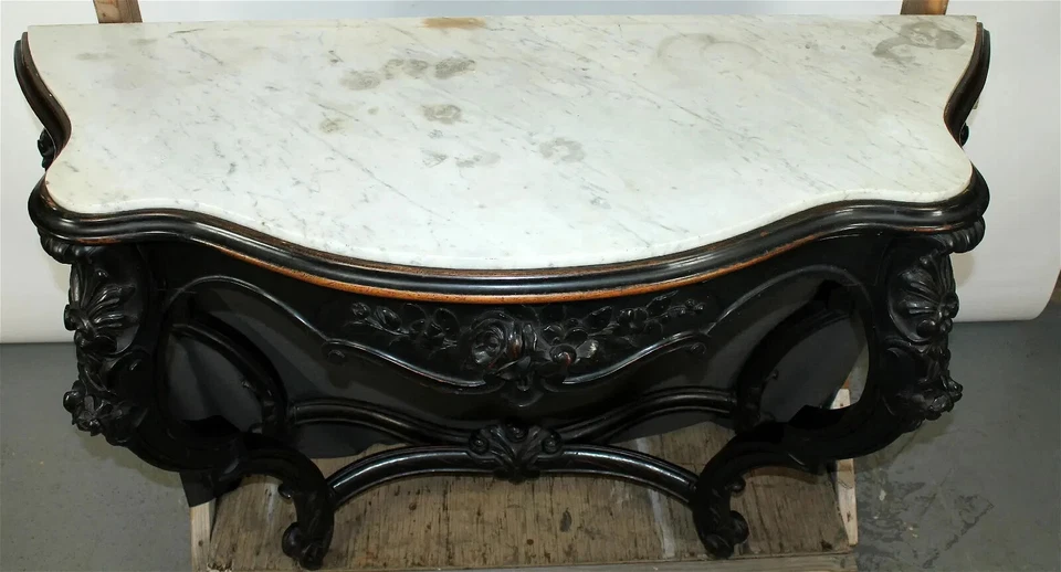 Antigua mesa consola francesa Luis XV ebonizada con tapa de mármol blanco Foto 2 de 4