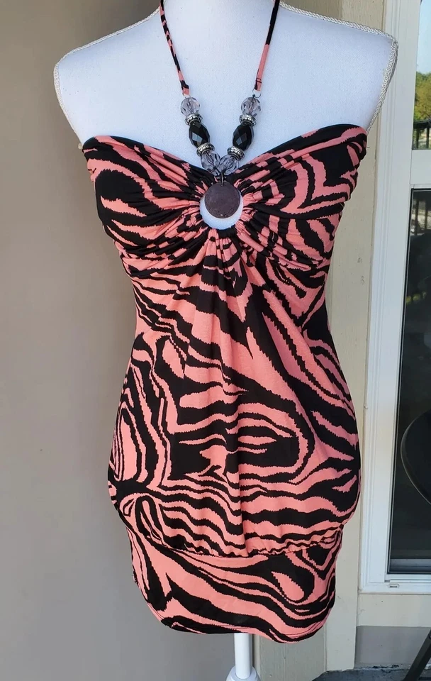 Mini Vestido Halter Vivace Vaina Para Mujer Grande Neón Coral Rosa Negro Con Cuentas Foto 2 de 4